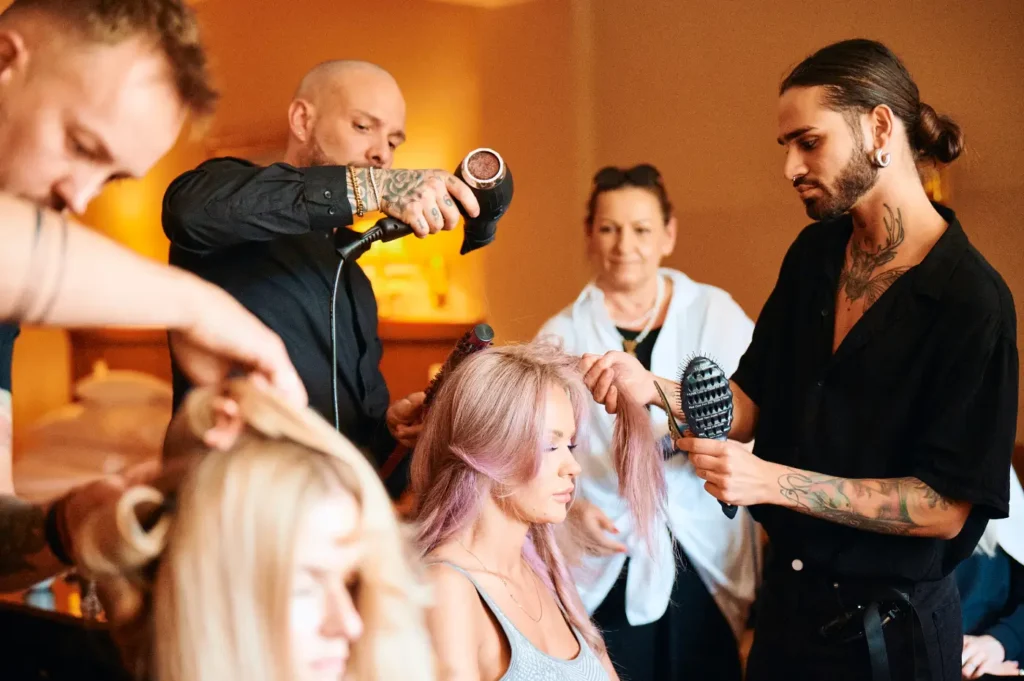 Pokaz mody Wella – modelka w trakcie stylizacji włosów przez agencję wizażystek Glow District.